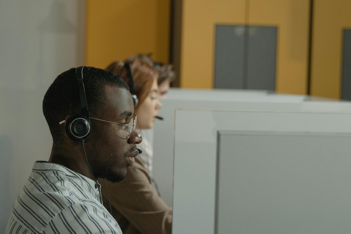 Jastan Logistics operations team coordinating fleet movements from the control desk